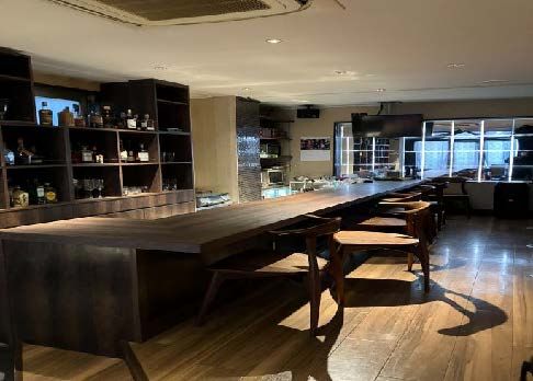 【港区・広尾 徒歩7分】【港区・広尾 徒歩7分】 カラオケOK×時間制限なし 「広尾でバーをやる」を現実にする 個室つき隠れ家バー居抜き（2階／12.74坪）